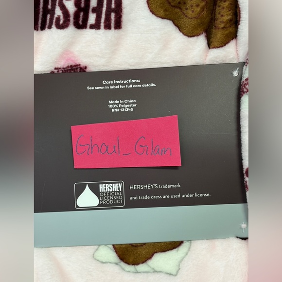 Hershey’s Extra Creamy Hearts Pink Plush Throw Blanket - Picture 4 of 4